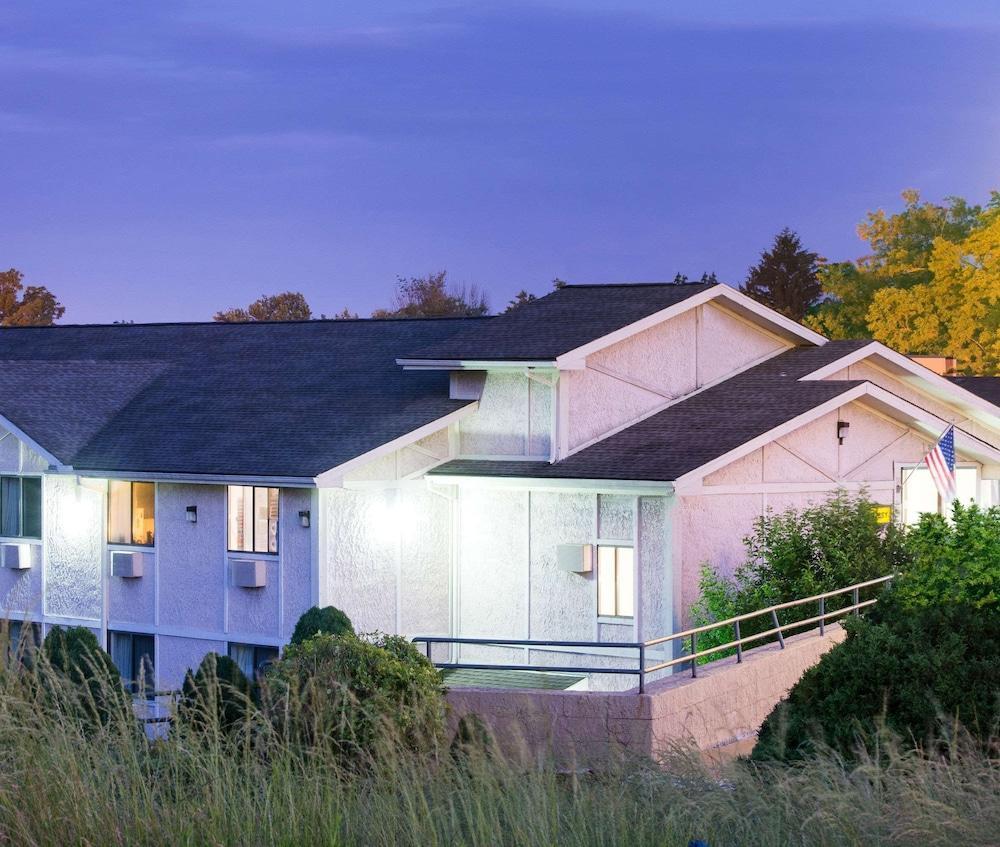 Super 8 By Wyndham Pittsburgh Pa Airport-University Area Moon Township Exterior photo