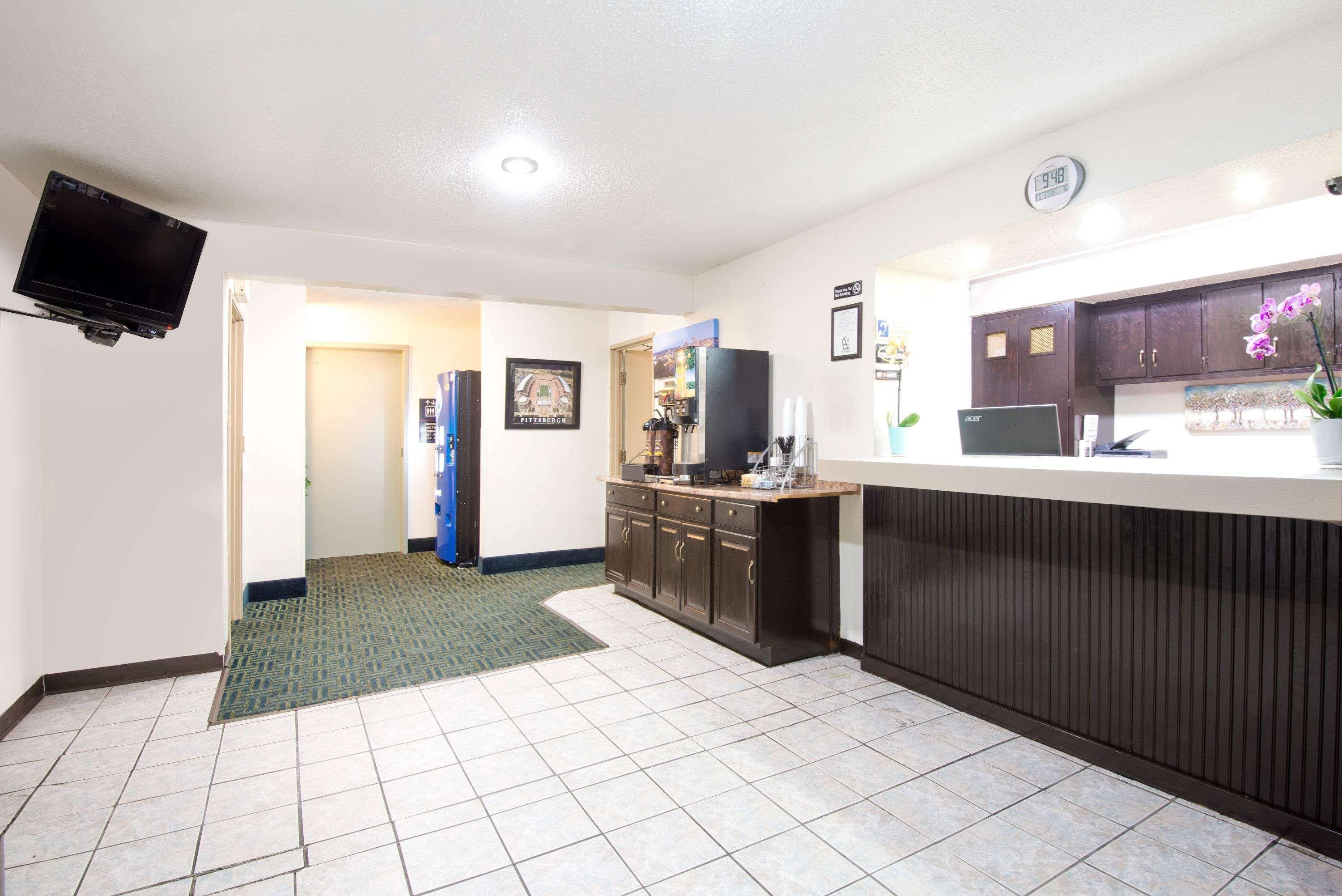 Super 8 By Wyndham Pittsburgh Pa Airport-University Area Moon Township Exterior photo
