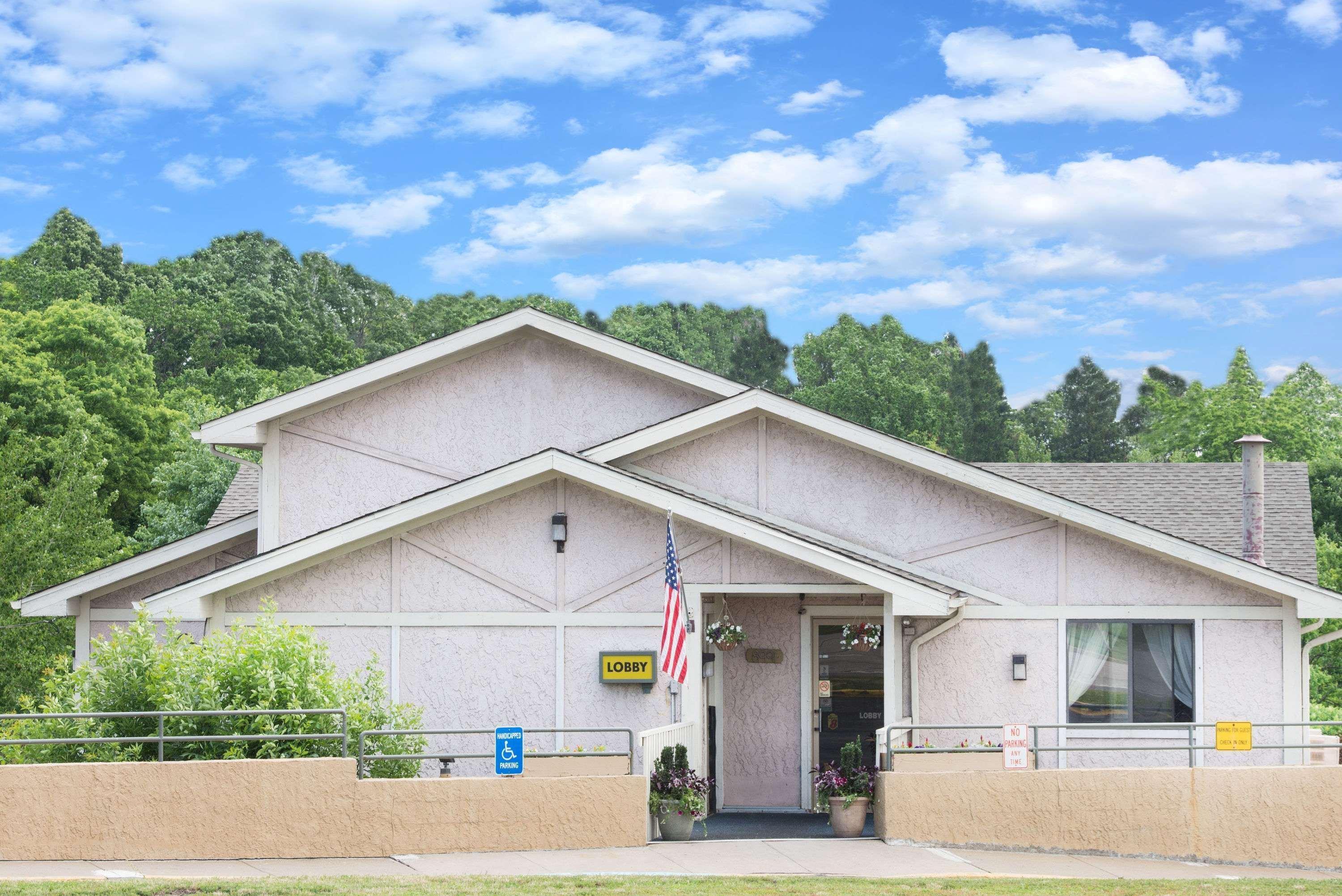 Super 8 By Wyndham Pittsburgh Pa Airport-University Area Moon Township Exterior photo