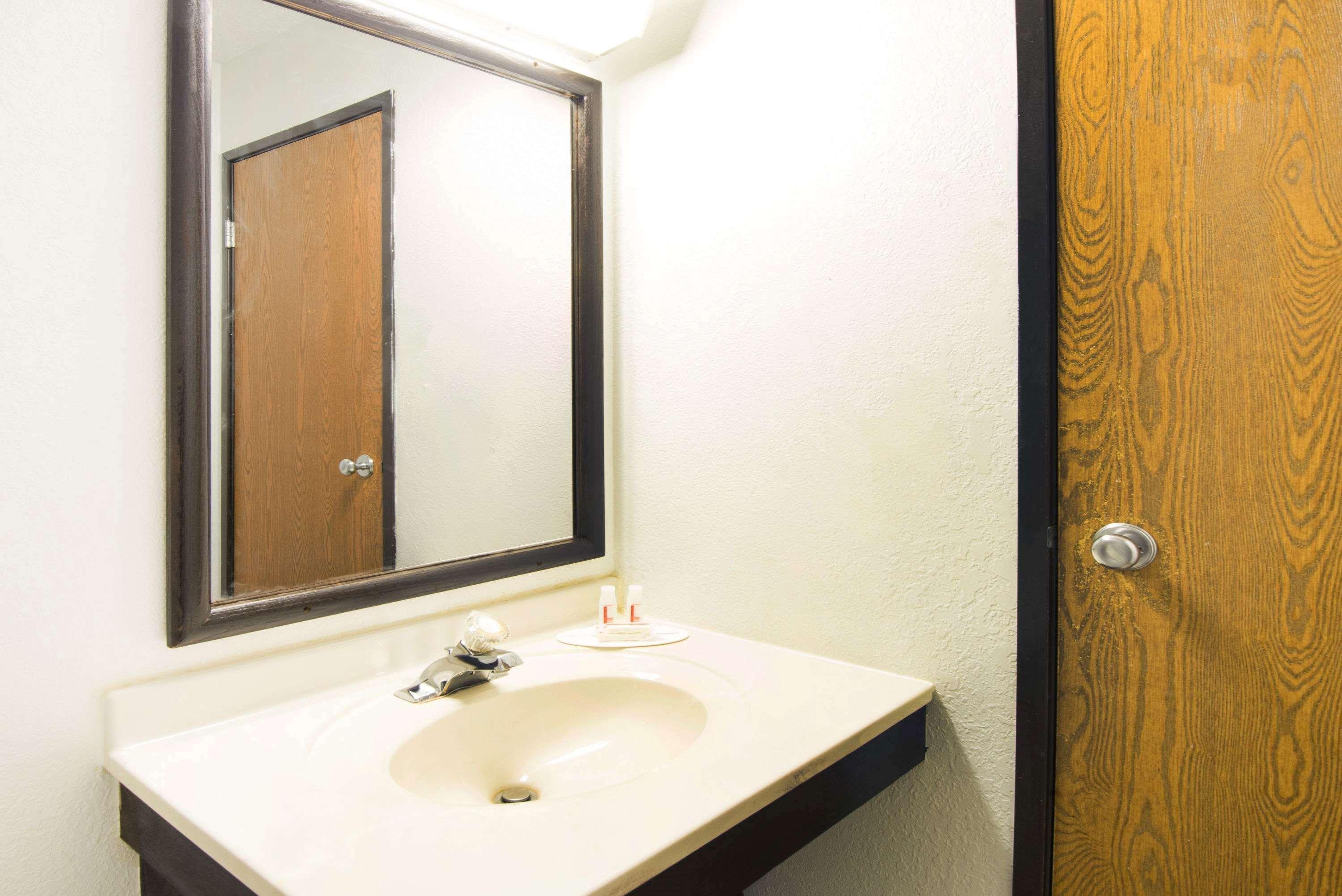 Super 8 By Wyndham Pittsburgh Pa Airport-University Area Moon Township Exterior photo