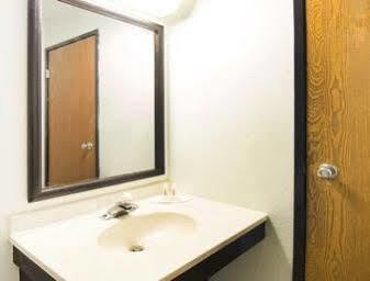 Super 8 By Wyndham Pittsburgh Pa Airport-University Area Moon Township Exterior photo